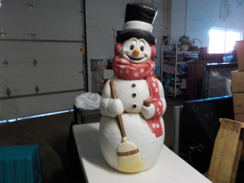 lot 161 image: 42 Snowman...