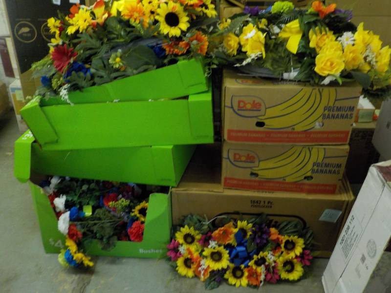 lot 171 image: Unclaimed Gravesite Wreaths and Spr...