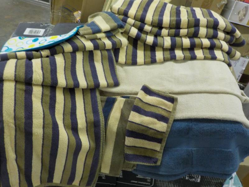 lot 183 image: Lot of Towels...