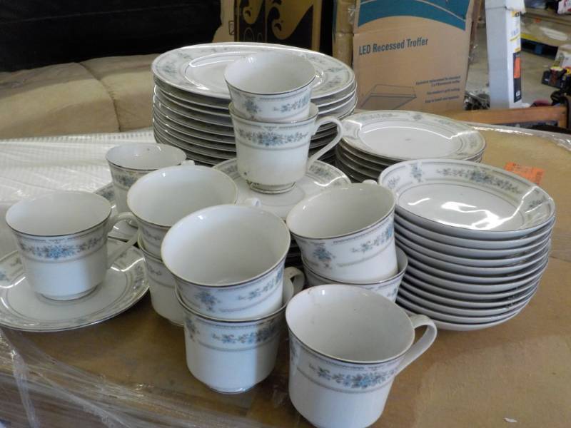 lot 206 image: Set of Dishes Ellington Fine Porcel...