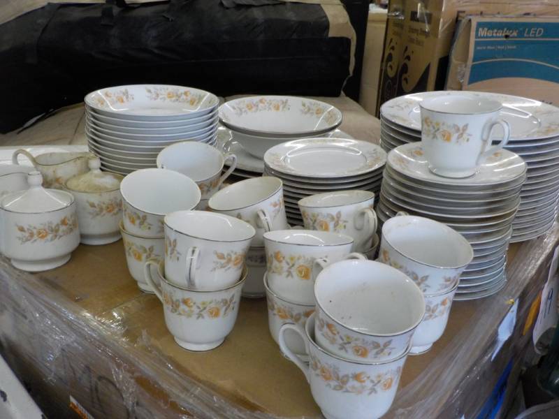 lot 207 image: Set of Dishes Carlion- Roealyn from...