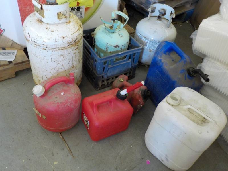 lot 213 image: Cylinders and Storage Containers...
