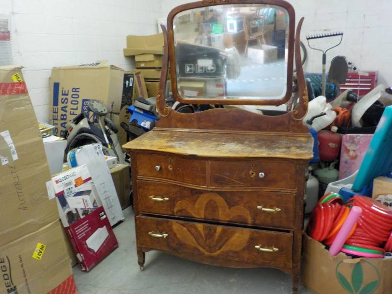 lot 218 image: 4 Drawers Vintage Dresser with Mirr...