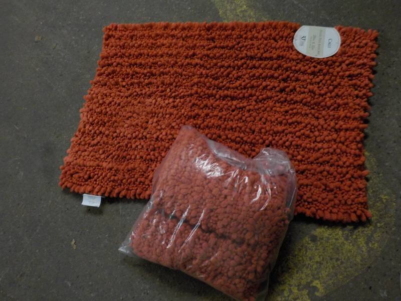 lot 225 image: 2 Cali High Pile Bath Mats 20 x 32...