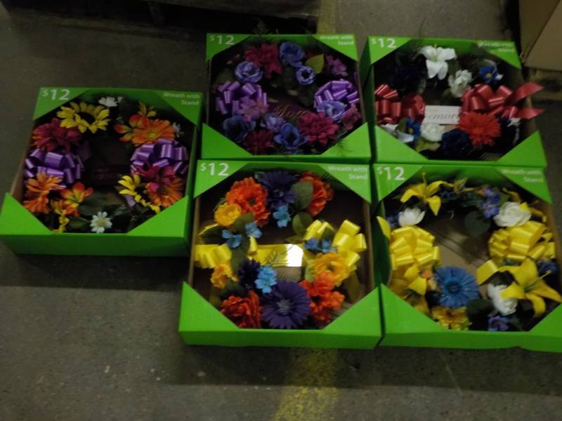 lot 230 image: 5 Wreaths...