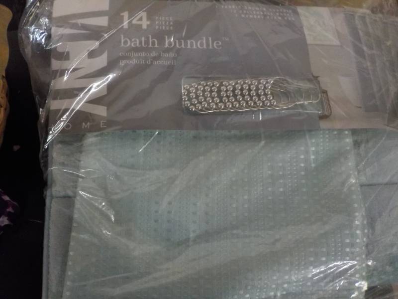 lot 246 image: 14 Piece Bath Bundle...