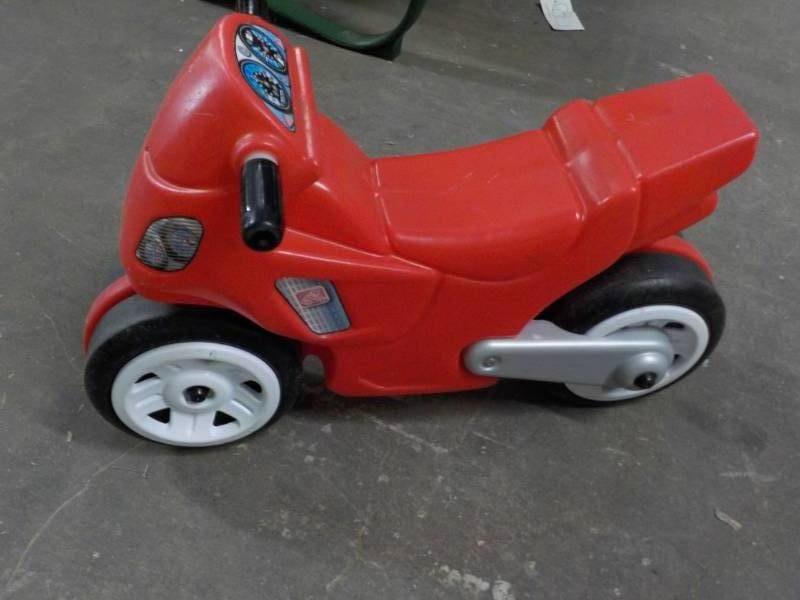 lot 250 image: Toddler Riding Toy...