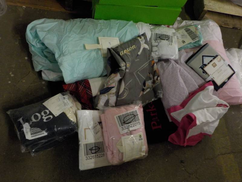 lot 259 image: Pottery Barn Duvet Cover, Sheets, a...