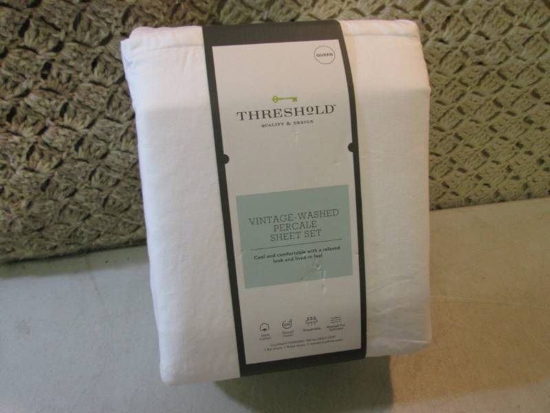 lot 17 image: Queen Sized Vintage Washed Percale ...
