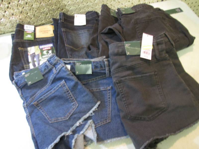 lot 21 image: 4 Pair of Jeans 2 Blue 2 Black and ...