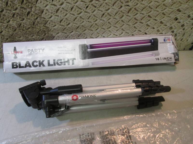 lot 42 image: 18 Black Light Open Box and Simmon...