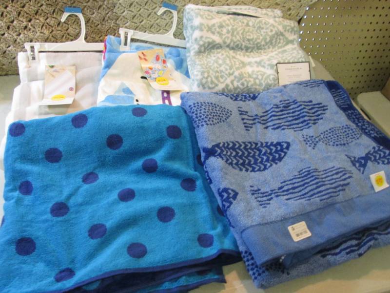 lot 47 image: Lot of 5 Beach Towels  D-4...