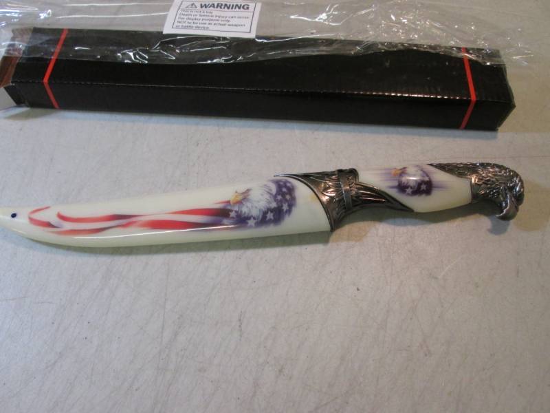 lot 120 image: 13 Patriotic Eagle Knife with Hard...