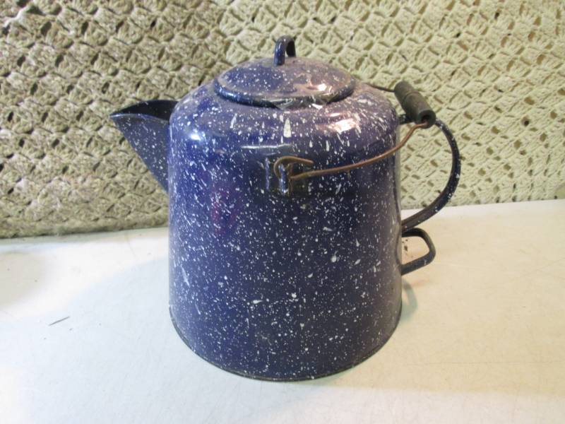lot 202 image: Large Vintage Pot  RM1...