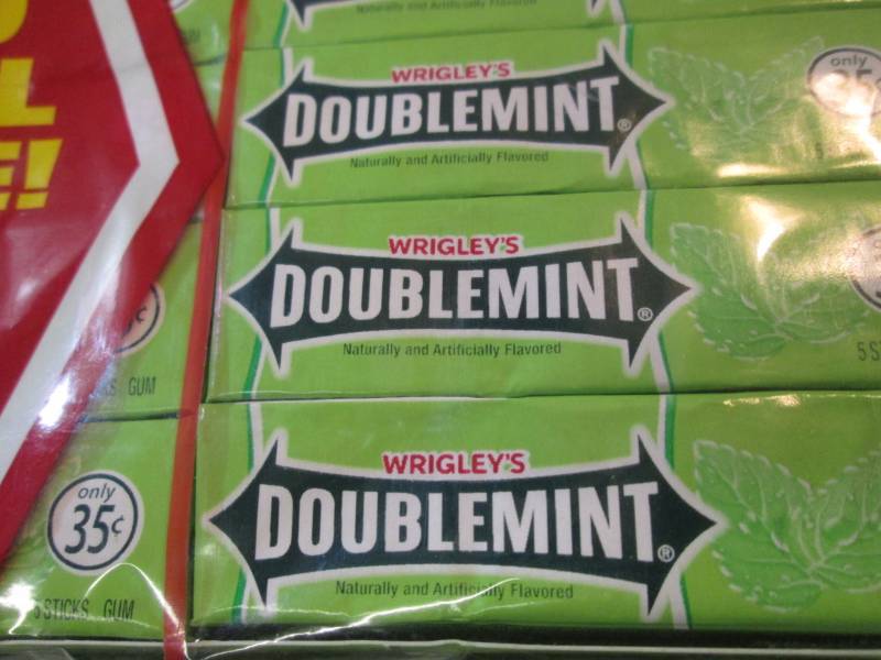 lot 254 image: 40 Packs of Double Mint Gum Best by...