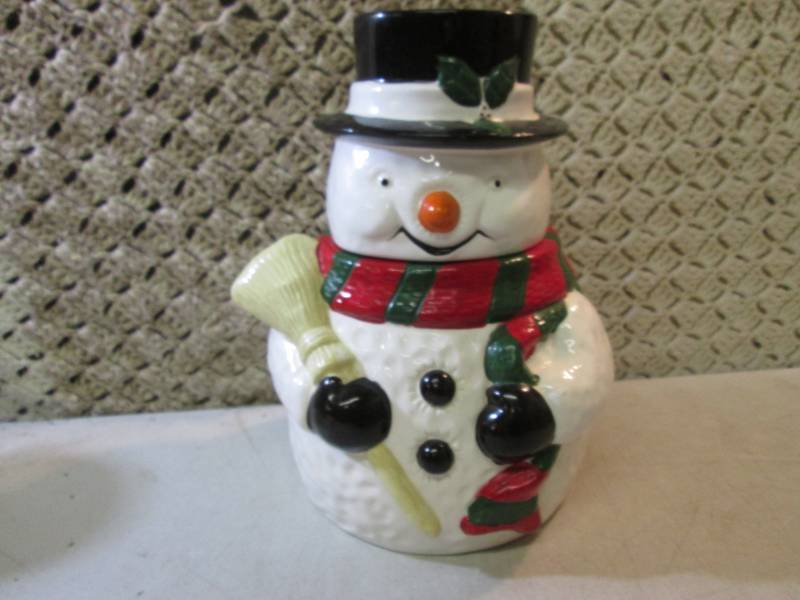 lot 266 image: Snowman Cookie Jar No ChipsCracks ...