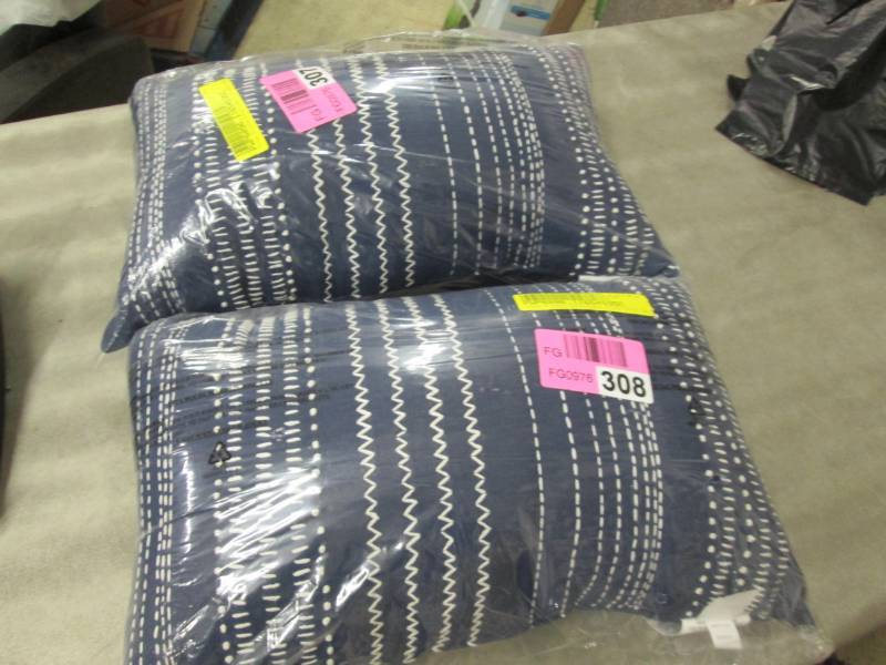 2 Matching Accent Pillows...