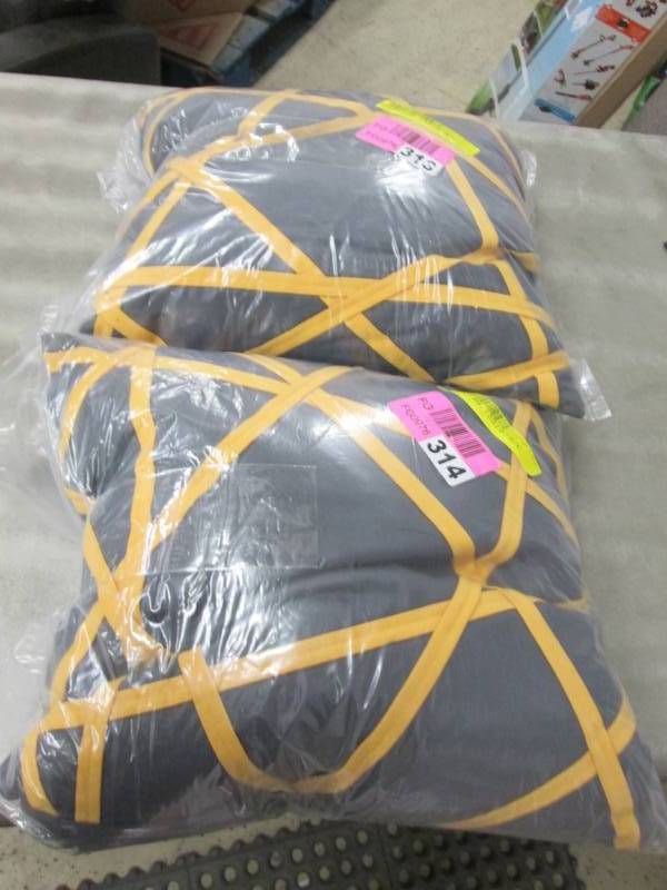 2 Matching Accent Pillows...