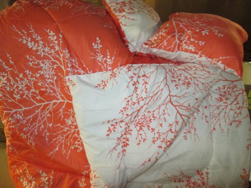 lot 13 image: Reversible Bed Set (KingQueen) Sal...
