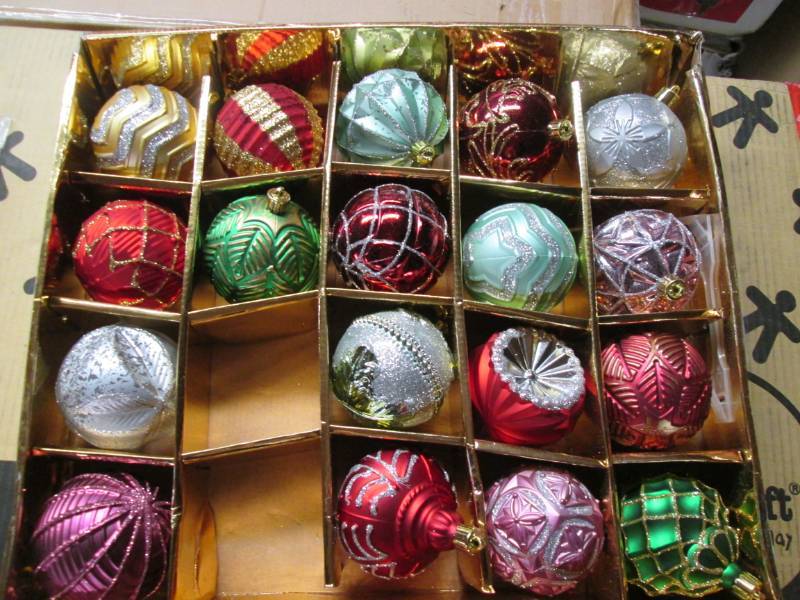 lot 21 image: 18 Christmas Bulbs -Open Box- Some ...