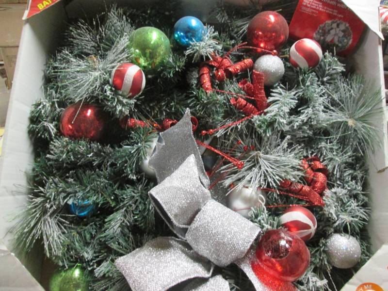 lot 61 image: 32 Wreath -One bulb broken, One da...