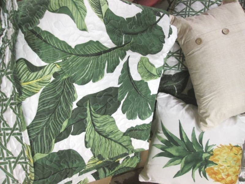 lot 73 image: Lush Dcor Tropical Paradise Rever...