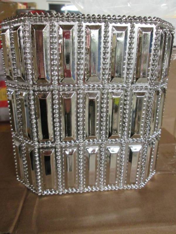lot 122 image: Glitz Boutique Tissue Box Cover (Ch...