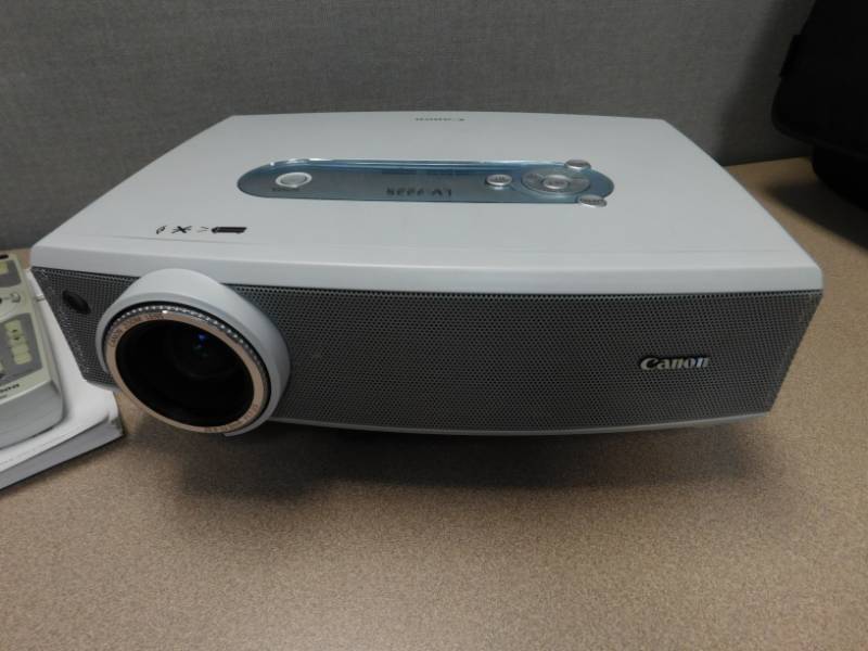 lot 27 image: Canon LV-7225 Multi Media Projector
