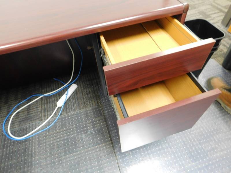 lot 43 image: Right Hand Return Desk & Floor Mats