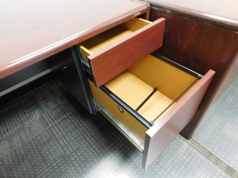 lot 46 image: Desk w Left Hand Return & Floor Mats