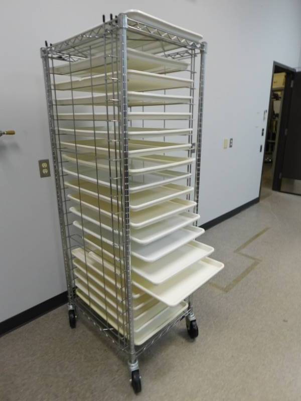 lot 49 image: Metro Rolling Storage Rack - 21.5(w) x 67.5(h) x 26(d)