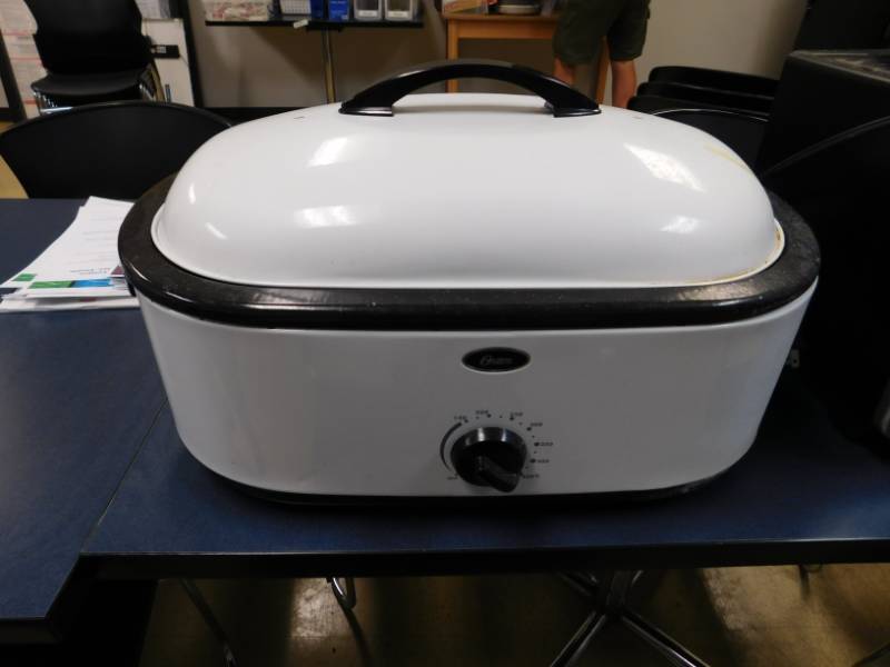 lot 156 image: Toaster Oven,Toaster, Can Opener, & Electric Roaster