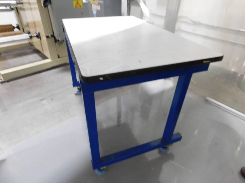 lot 164 image: Rolling Work Bench - 30(w) x 48(h) x 34(d)