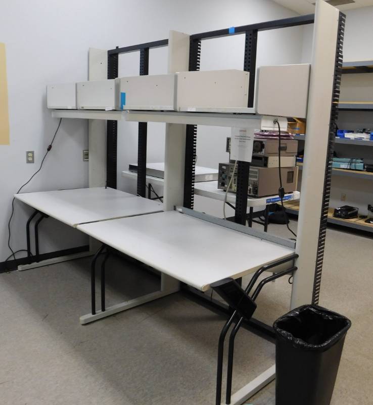lot 191 image: Work Bench Unit with Lights - 101(w) x 84(h) x 38(d)