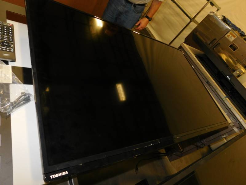 lot 199 image: 50 Toshiba Flat Screen TV with Mounting Bracket & Remote