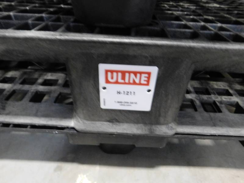 lot 259 image: Five Plastic Pallets