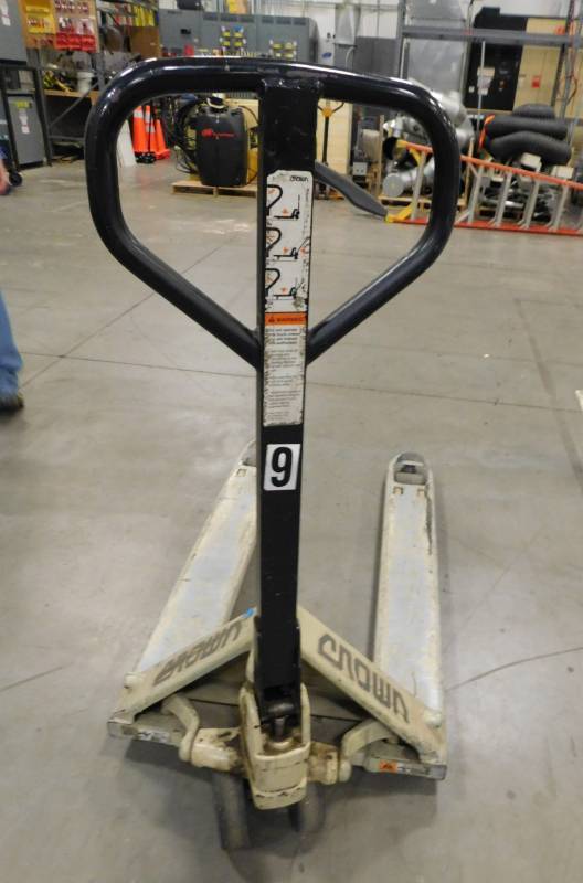 lot 273 image: 5000lb Crown Pallet Jack