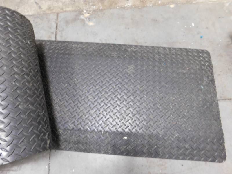 lot 302 image: Two Antifatigue Mats