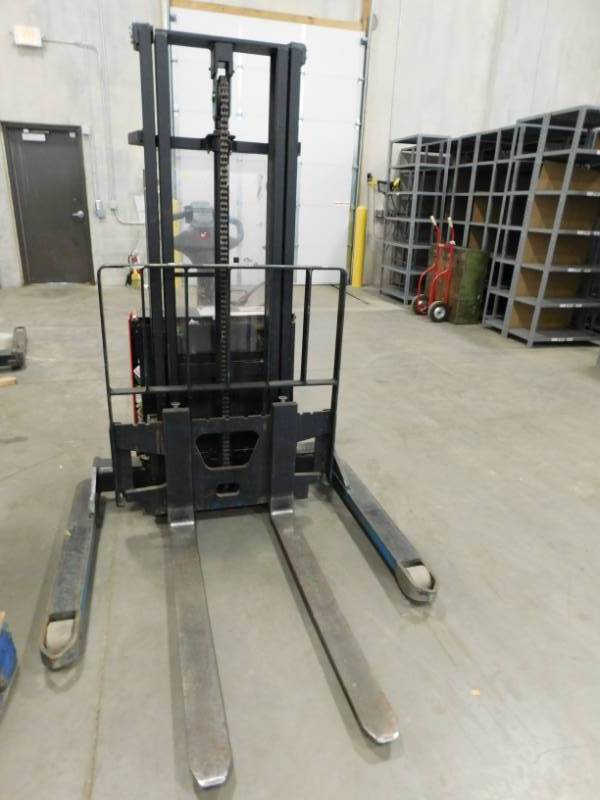 lot 313 image: Raymond RAS25 Walkie Straddle Stacker Forklift