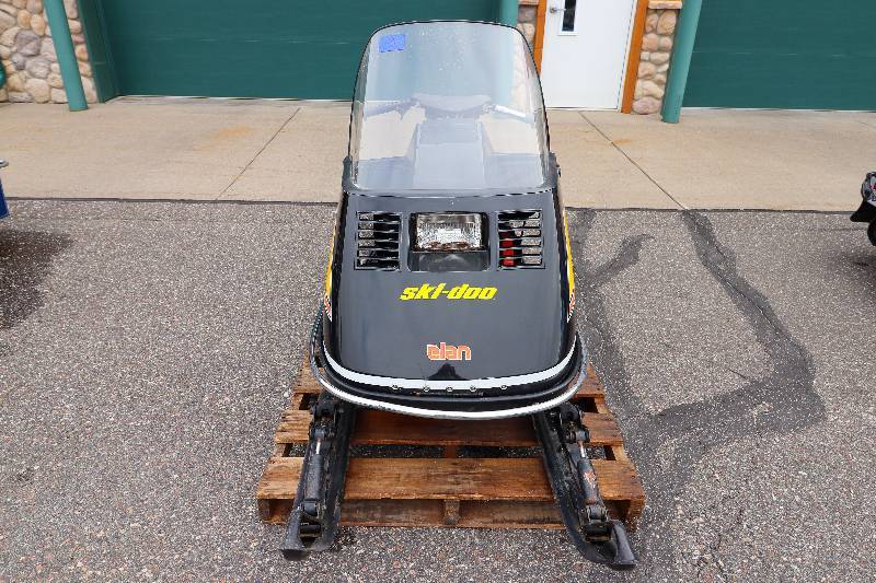 lot 3 image: 1976 Ski-Doo Elan 250 Snowmobile