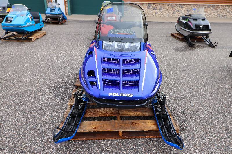 lot 9 image: 1999 Polaris Indy Lite Deluxe Snowmobile