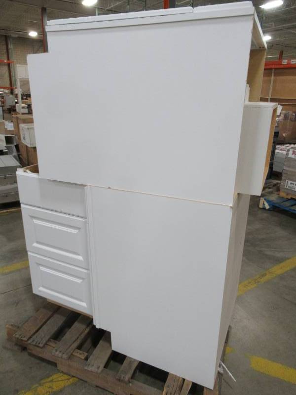lot 23 image: Pallet of four Matching Kitchen Cabinets in White, Different Measurements - Some Cracks and Scratches