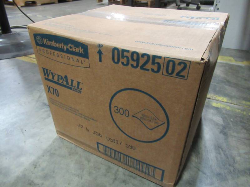 lot 105 image: Kimberly-Clark 05925 WypAll X70 Food Service Wiper Cloths White 300 CtCase.