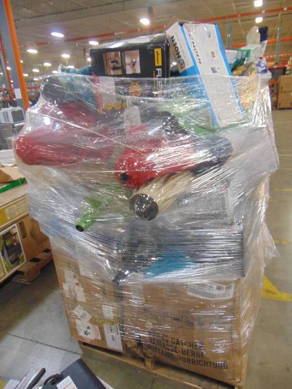 lot 79 image: WHOLESALE MIXED PALLET OF RETURNS - PATIO UMBRELLAS AND GARAGE ITEMS