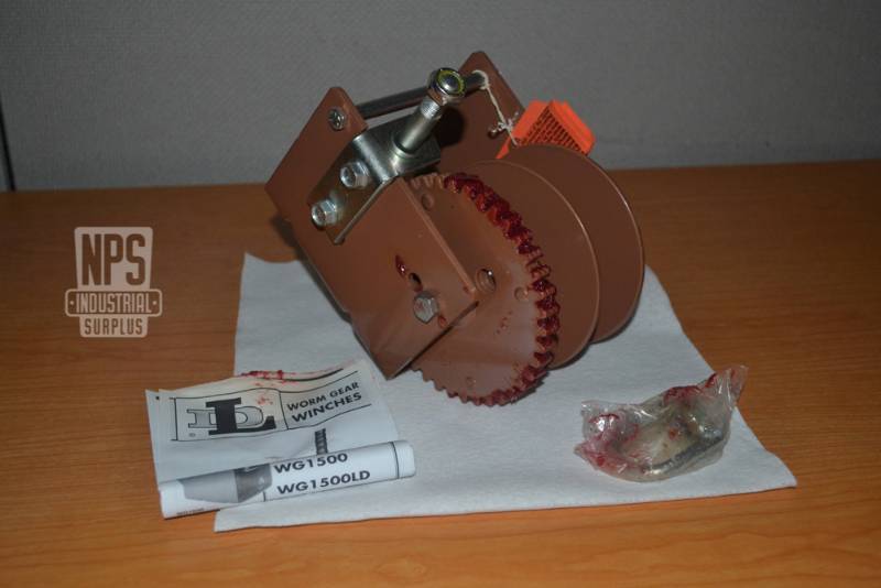 lot 36 image: NEW LD Worm Gear Winch 2000 LB