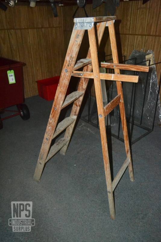 lot 130 image: 6 Wood Ladder