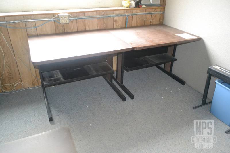 lot 138 image: (2) Computer Workstation Tables 36 x 30 x 26