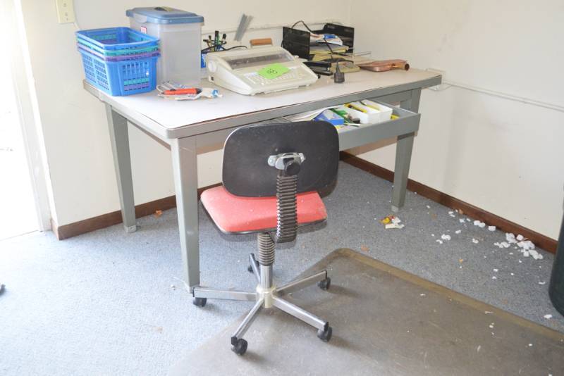 lot 194 image: Worktable w Drawer and Rolling Chair- 60 x 34 x 30