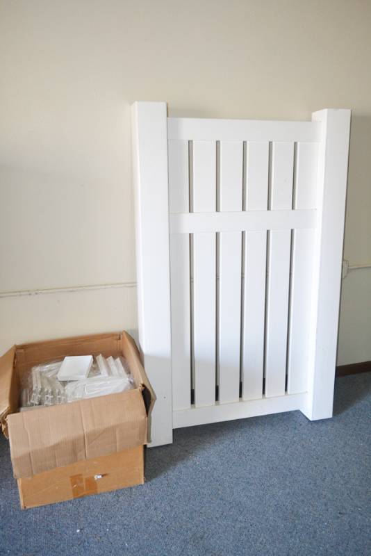 lot 195 image: Country Estate PVC Fencing Sample 60 tall x 38.5 Wide