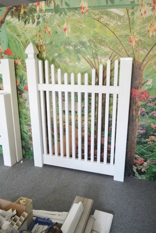 lot 207 image: Country Estate PVC Fencing Sample 68 x 51